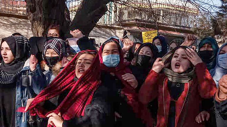 Talibans en Afghanistan : des dizaines de femmes manifestent contre l'interdiction d'aller à l'université