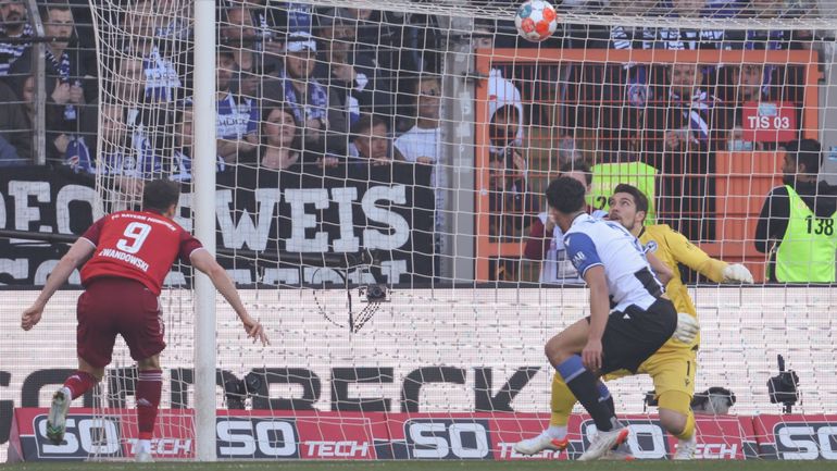 L’arrêt spectaculaire et improbable, du biceps, du gardien de Bielefeld face à Lewandowski