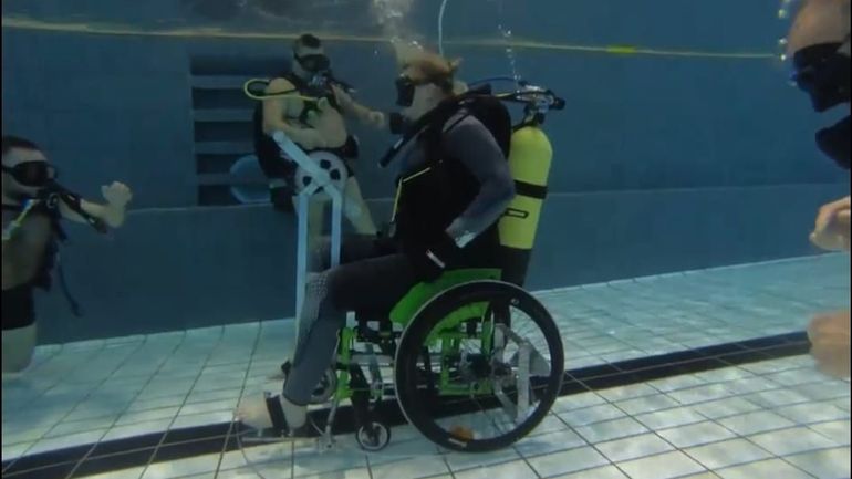 Plonger et se déplacer en fauteuil roulant, le défi fou que se lance une Mouscronnoise en situation de handicap