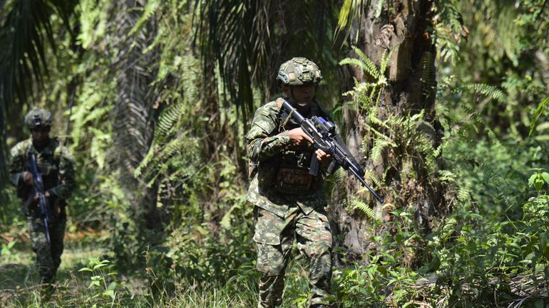 Colombie : mandats d'arrêt réactivés contre 18 dirigeants de l'Armée de libération nationale, qui avaient négocié les accords de paix