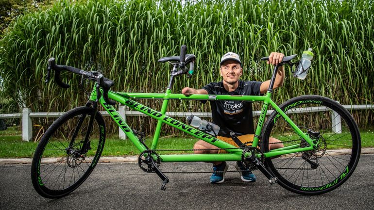 Namur : privé de son guide pour l'Ironlakes, Raphaël, aveugle, trouve un remplaçant pour son tandem de triathlon après un message FB