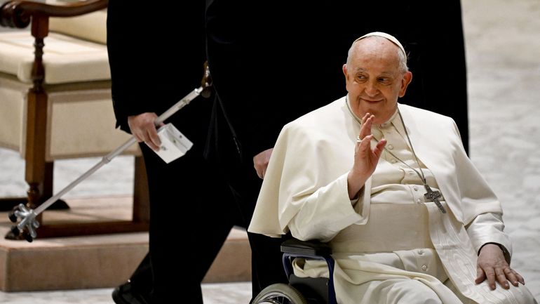 Le pape François, pris de toux, dit souffrir d'une bronchite