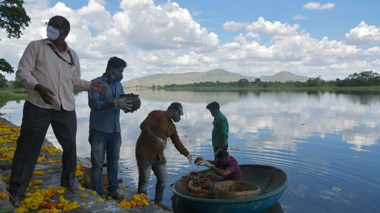 L'Inde immerge les cendres de plus de 1.200 victimes du Covid abandonnées par leurs proches