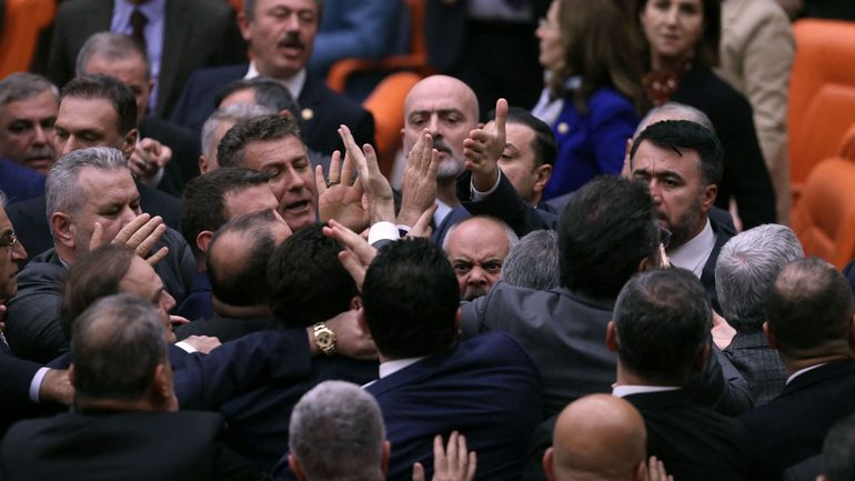 Turquie : un député en soins intensifs après une bagarre au Parlement