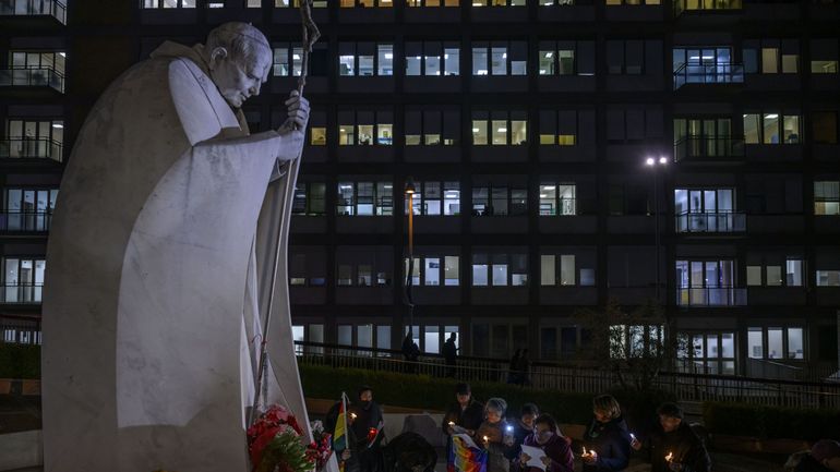 Vatican : le pape, dans un état critique, 