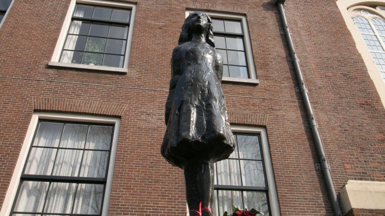 La statue d'Anne Frank à Amsterdam à nouveau dégradée par le message 