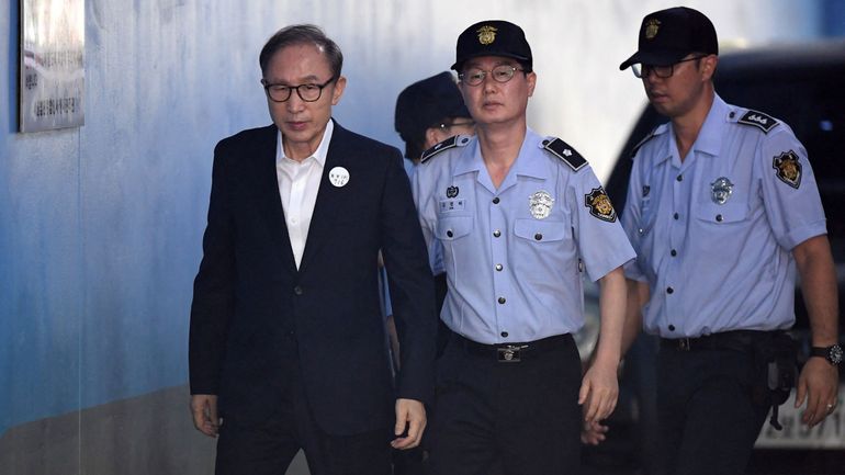 La justice sud-coréenne libère l'ex-président Lee Myung-bak, condamné pour corruption