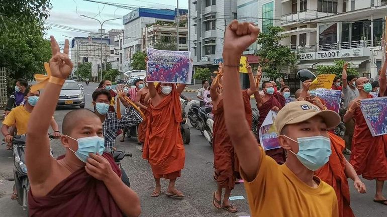 Birmanie: des dizaines de moines manifestent contre la junte militaire dans les rues de Mandalay