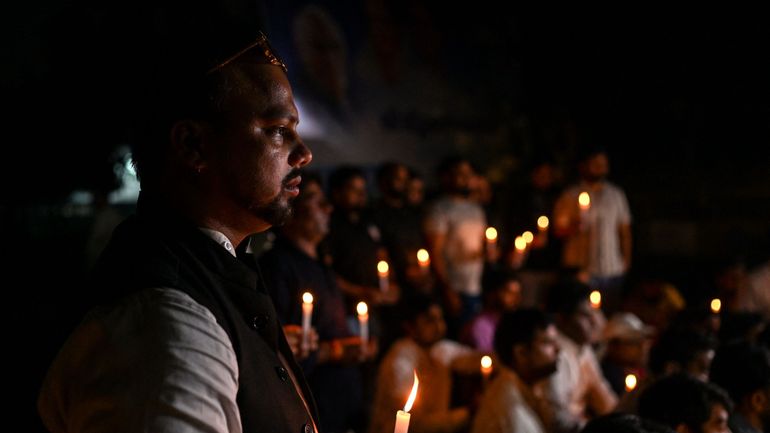Effondrement d'un pont en Inde : les familles font la queue pour enterrer les morts du pont de Morbi