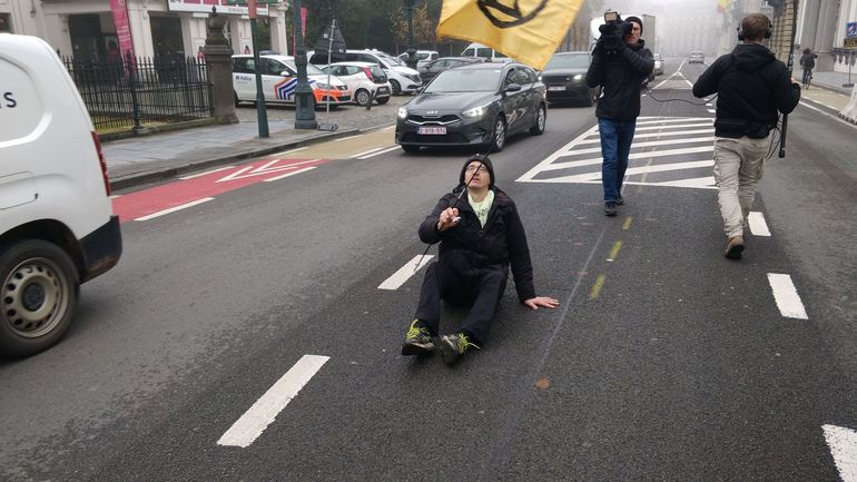 Bruxelles : un militant écologiste s'accroche à la résidence officielle du Premier ministre