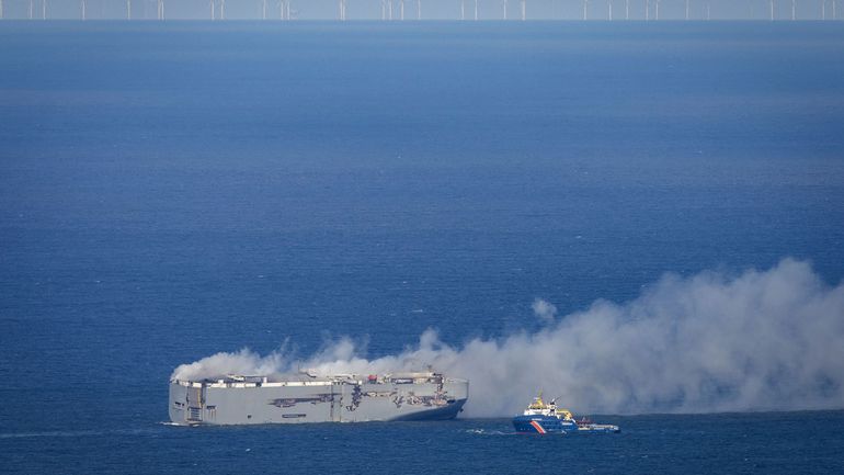 Cargo en feu aux Pays-Bas : l'incendie n'est toujours pas maîtrisé, l'Allemagne offre son aide