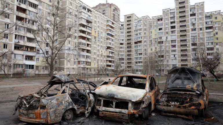 Invasion en Ukraine: au moins un mort dans une frappe contre un immeuble à Kiev, selon les secours