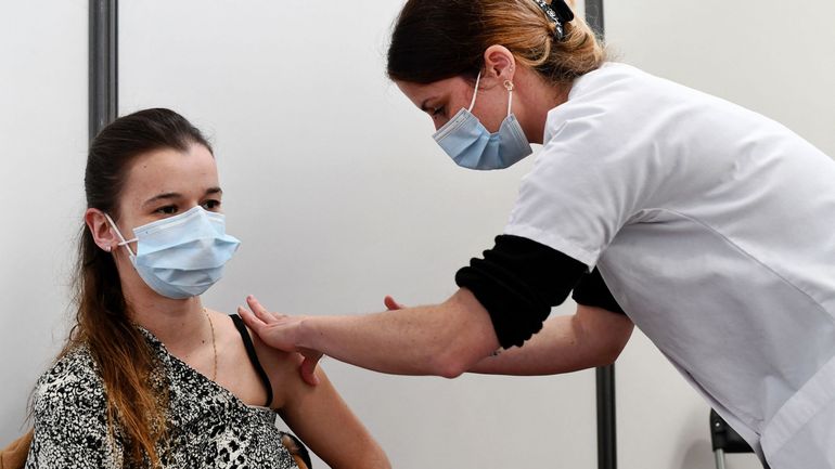 Coronavirus en France: moins de patients hospitalisés, possibilité d'être vacciné dans deux centres différents
