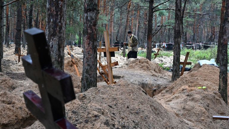 Guerre en Ukraine : 436 corps exhumés près d'Izioum, dont 30 avec des 