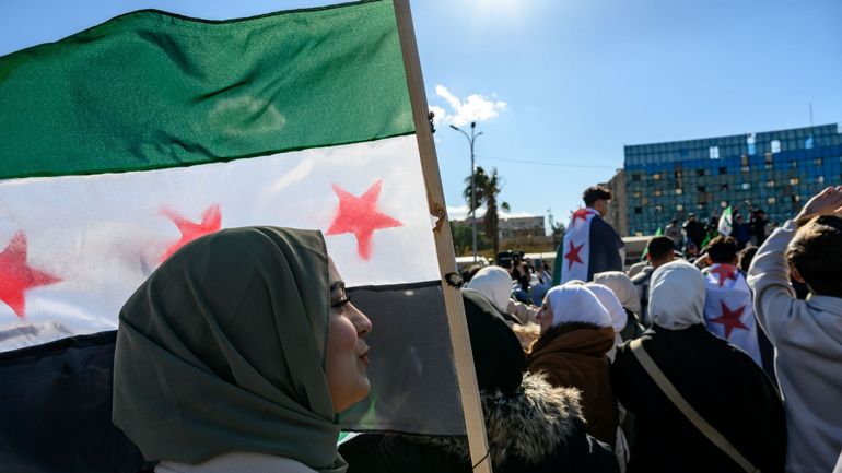 Conflit en Syrie : des centaines de chrétiens syriens manifestent à Damas après l'incendie d'un sapin de Noël