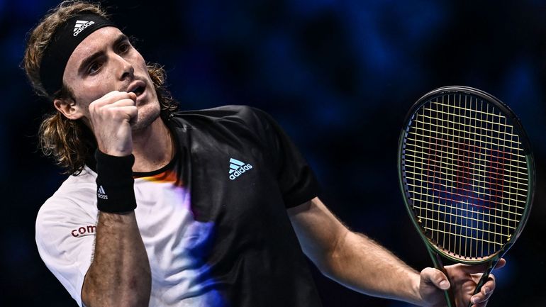 ATP Finals : Tsitsipas remporte son bras de fer avec Medvedev et reste dans la course pour les demies