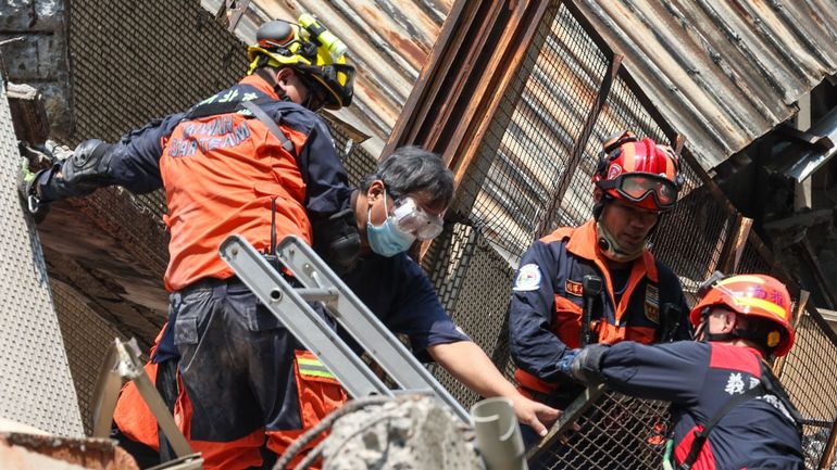Taïwan : six mineurs sauvés, des dizaines de personnes bloquées au lendemain du séisme