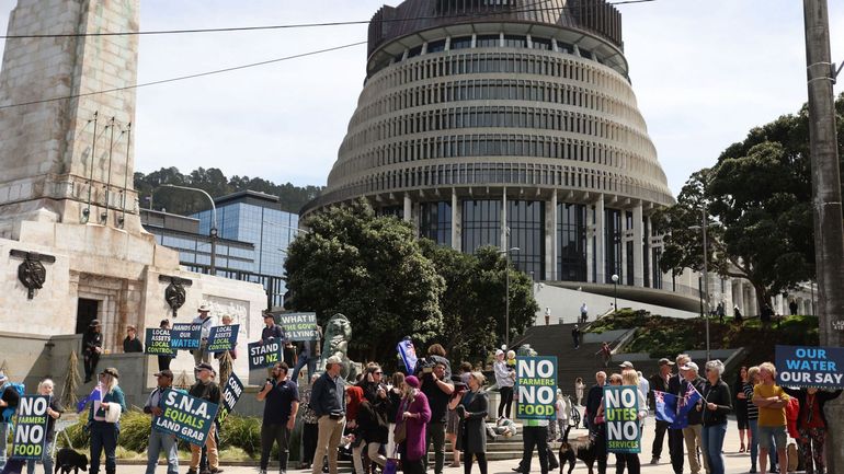 Nouvelle-Zélande: des fermiers manifestent contre un projet de taxation des pets de vache