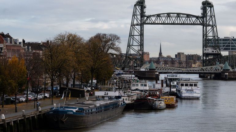 Rotterdam ne sait pas encore si un de ses ponts sera démantelé pour laisser passer le yacht de Jeff Bezos
