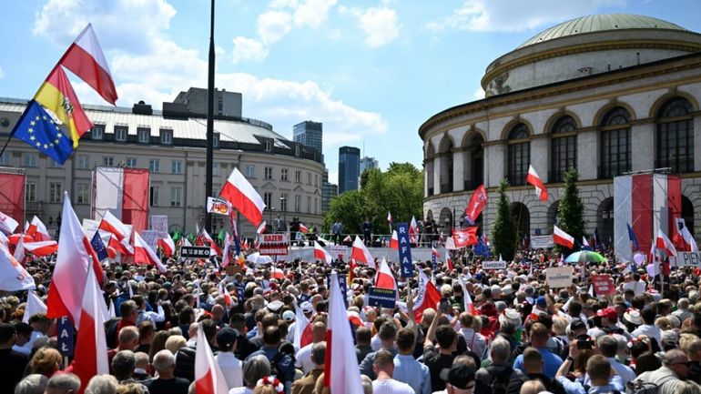 Présidentielle en Pologne : démonstration de force de chaque camp à une semaine du 2e tour