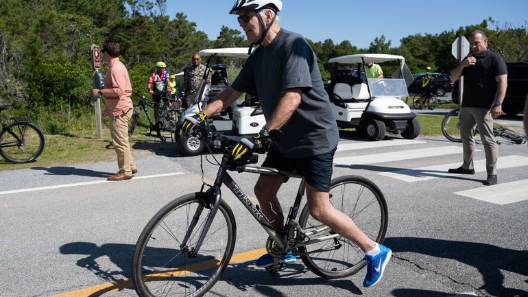 Joe Biden tombe de vélo, mais se relève rapidement et assure aller 