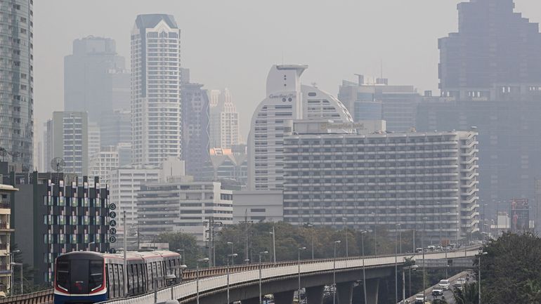 Thaïlande : une importante pollution de l'air pousse les autorités à fermer des centaines d'écoles à Bangkok