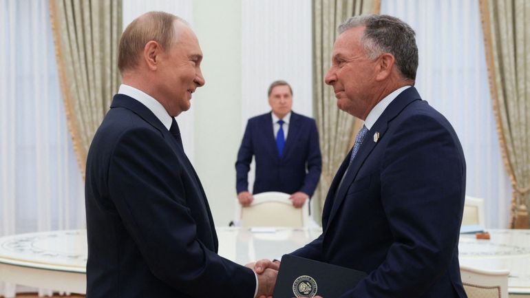 Guerre en Ukraine : poignée de main entre Poutine et Steve Witkoff, avant l'expiration de l'ultimatum donné par Trump à la Russie