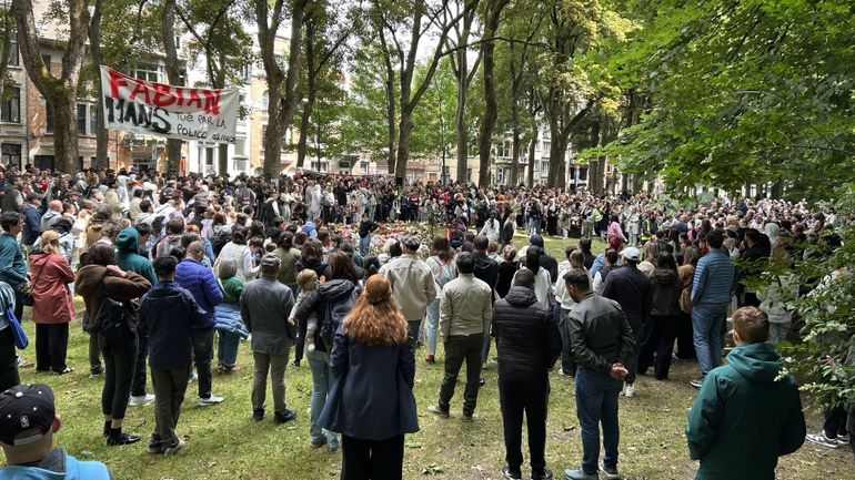 Mort de Fabian à Ganshoren : des centaines de personnes rassemblées pour lui rendre hommage dans le parc Elisabeth