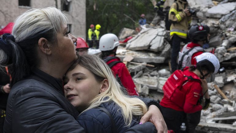 Journée de deuil en Ukraine après les frappes russes sur Kiev, le bilan atteint les 31 morts et 159 blessés