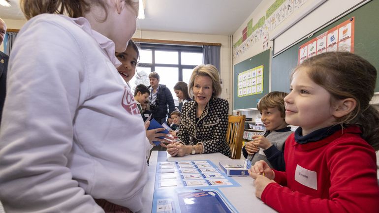 La Reine Mathilde en classe : comment apprendre aux enfants à gérer leur argent de poche ?