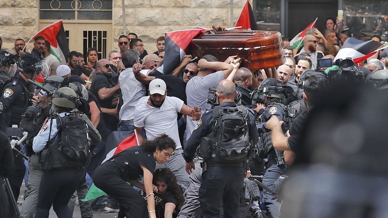 Mort d'une journaliste palestinienne : des violences éclatent lors de la sortie du cercueil de l'hôpital