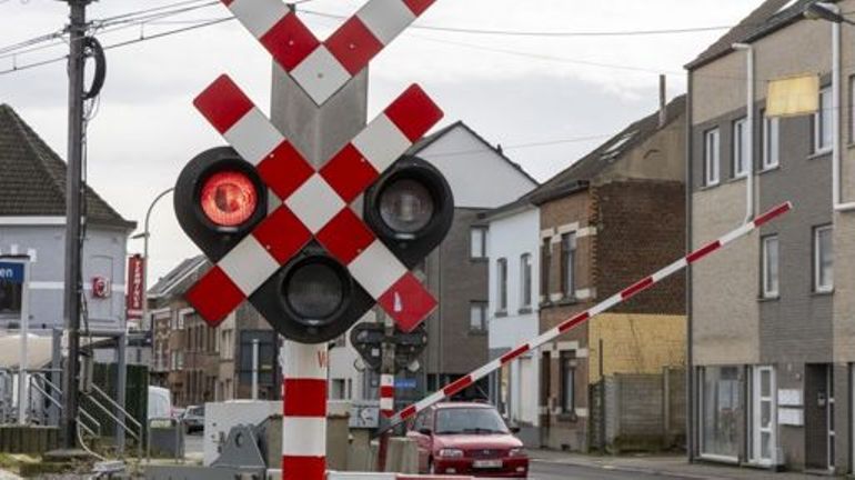 Collision en une voiture et un train à Wavre : les quatre passagers ont pris la fuite après l'accident