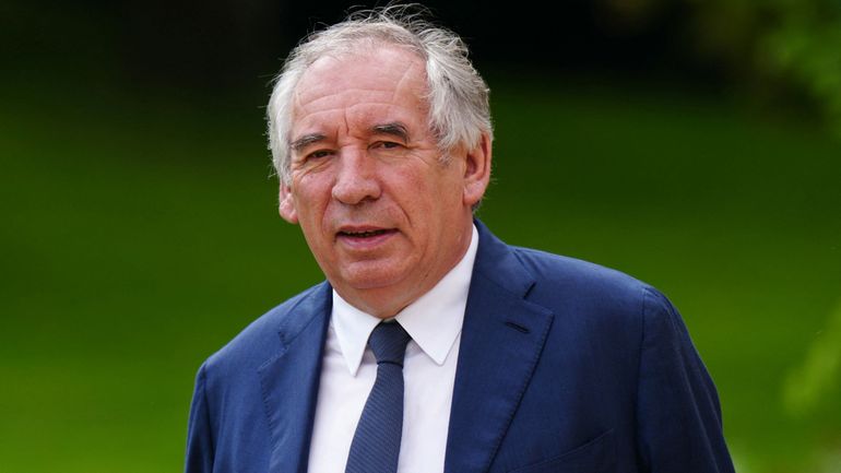 François Bayrou, nommé Premier ministre par Emmanuel Macron, arrive à Matignon pour la passation de pouvoir