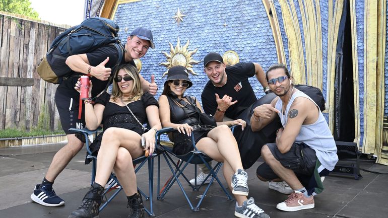 Incendie à Tomorrowland : les festivaliers du monde entier gardent espoir