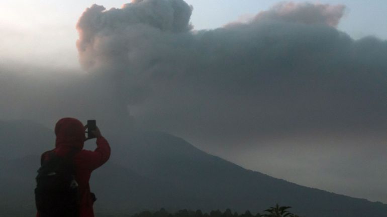 Indonésie : le bilan de l'éruption du volcan Marapi, à Sumatra, est relevé à 22 morts