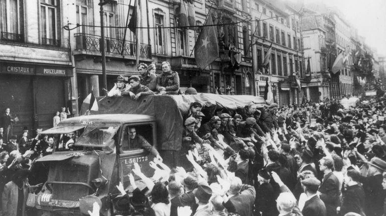 La brigade belge accueillie par des centaines de personne rue Royale à Bruxelles.