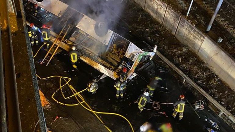 A Venise, un bus tombe d’un pont et s’embrase : 21 morts, 12 blessés et des disparus, annonce la préfecture