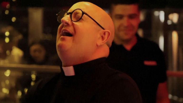 Prêtre portugais et DJ : Padre Guilherme envoie un message de paix et mixe dans le monde entier