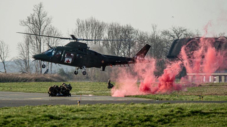 L’image d’illustration montre un hélicoptère en train d’atterrir lors d’une démonstration, au cours d’une visite du ministre de la Défense au centre de contrôle et d’information CRC de la base aérienne militaire de Beauvechain, mercredi 23 mars 2022.