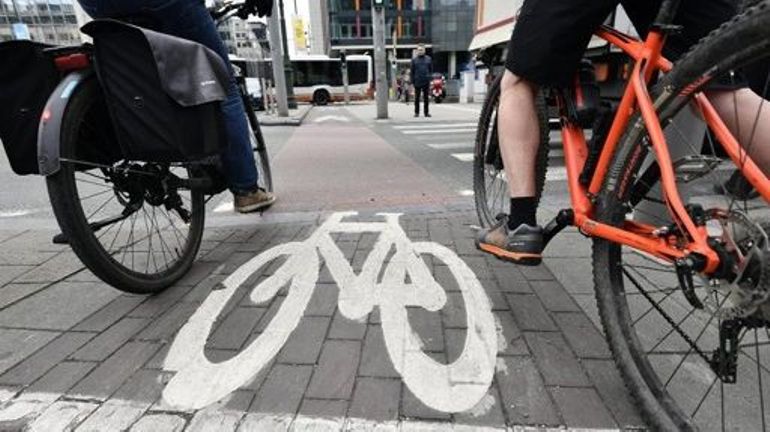 Les Belges se déplacent majoritairement à pied ou en voiture, le vélo progresse