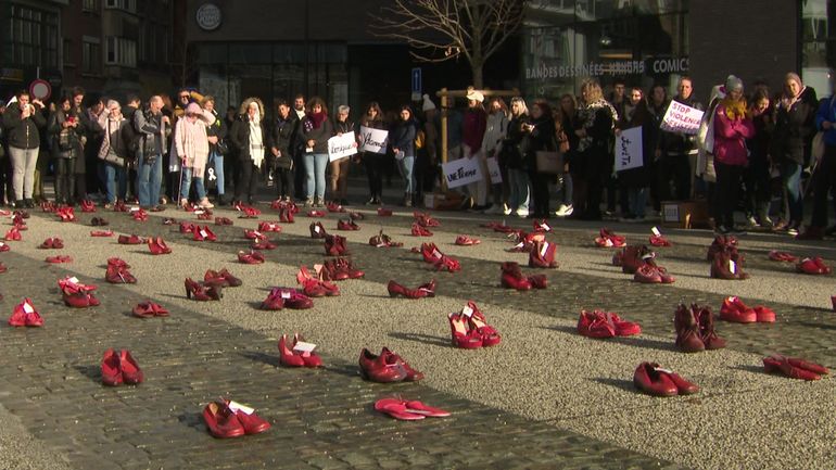 Action 'Ruban blanc' à Charleroi : 175 paires de chaussures pour dénoncer les violences sur les femmes