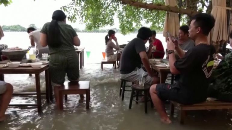 Manger les pieds dans l'eau : un restaurant inondé en Thaïlande connaît un succès inattendu