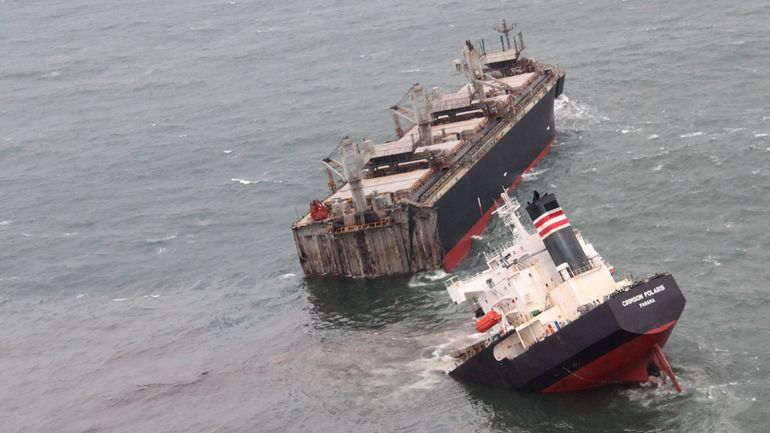 Un cargo panaméen se brise au large des côtes du Japon, l'équipage est secouru