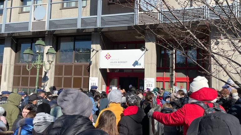 Bruxelles : 1500 réfugiés en provenance d'Ukraine font la file devant le centre d'accueil Jules Bordet