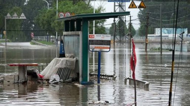 Le bilan des pluies torrentielles passe à 33 morts à Pékin, le Japon et la Corée du Sud en alerte à l'approche de la tempête Khanun