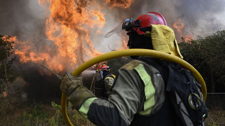 Feux de forêt en Espagne : un volontaire meurt en luttant contre un incendie dans la région de León