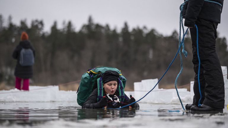 En Suède, des élèves plongent dans l'eau gelée pour apprendre à survivre