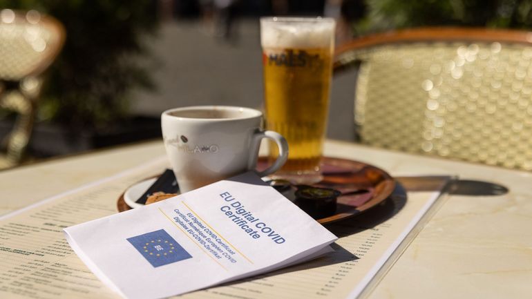 Bruxelles : pas d'entrée en vigueur du Covid Safe Ticket ce vendredi dans les bars et restaurants.