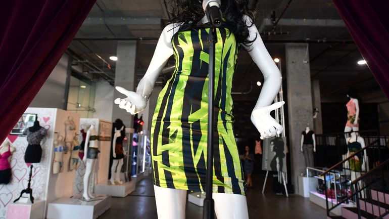 La robe portée par Amy Winehouse à son dernier concert vendue 243.200 dollars