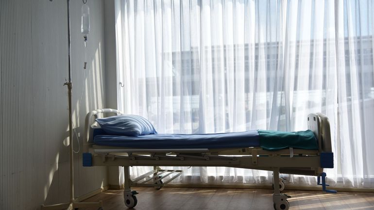 Coronavirus : les hôpitaux ferment des lits de soins intensifs par manque de personnel